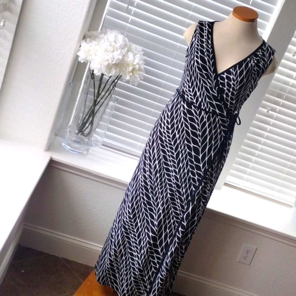 White House Black Market Dress Size M